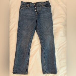 Like new: Levi’s Wedgie Straight Jeans